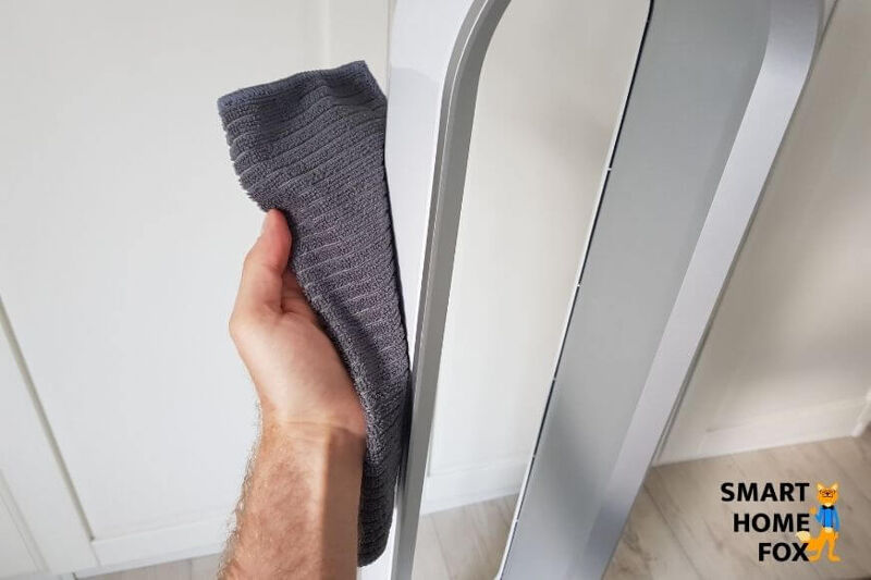 Der Turm des Dyson Pure Cool Link TP02 Luftreinigers wird mit einem weichen Tuch gereinigt